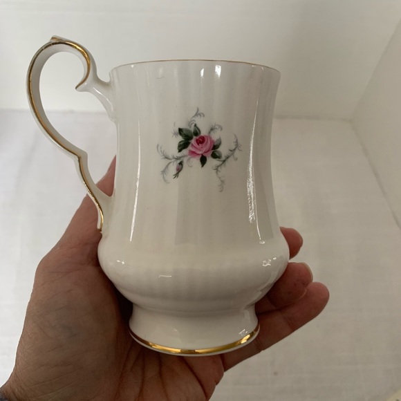 ROYAL WINDSOR | Cabbage Roses pattern. Fine Bone China Mug. - Picture 4 of 8